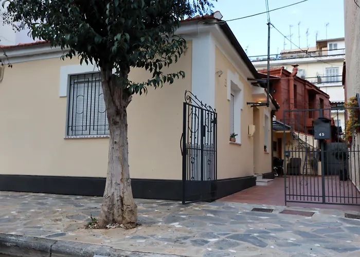 Orfeas Home/detached House 74m2,parking&yard Vakantiehuis Volos