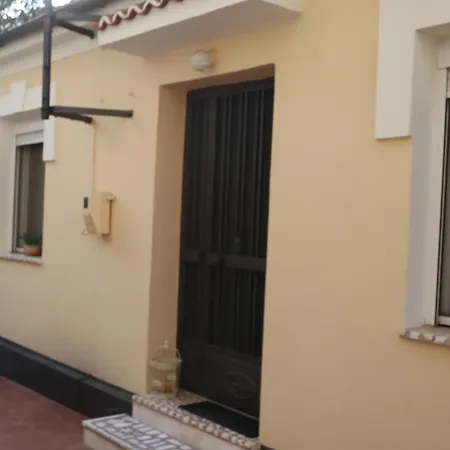 Orfeas Home/detached House 74m2,parking&yard Feriehus *